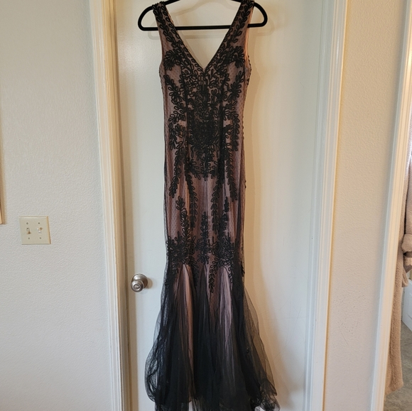 Betsy Adam gown - Picture 12 of 14